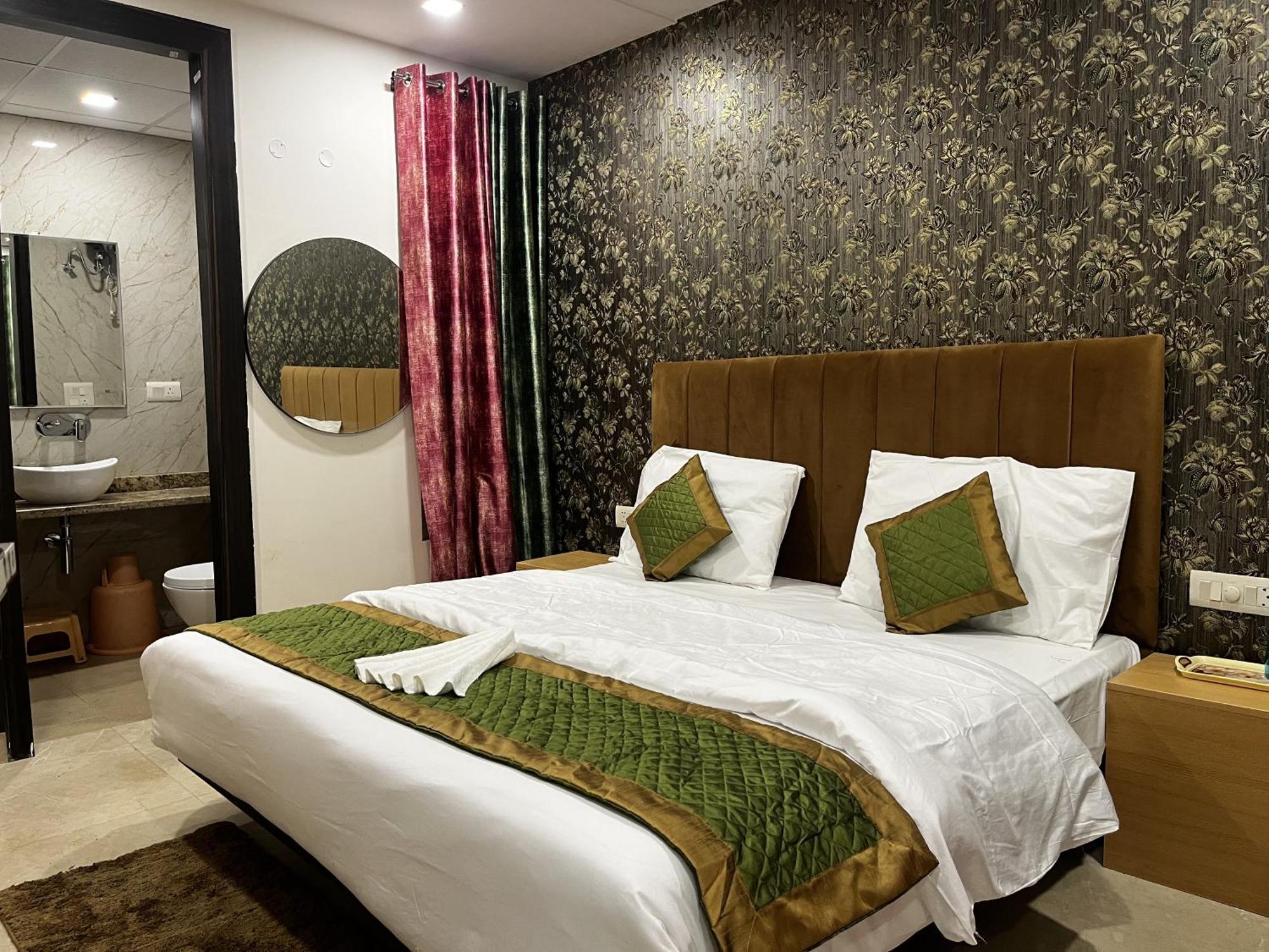 Roomquet Comfort Inn Allāhābād Junction Exterior foto