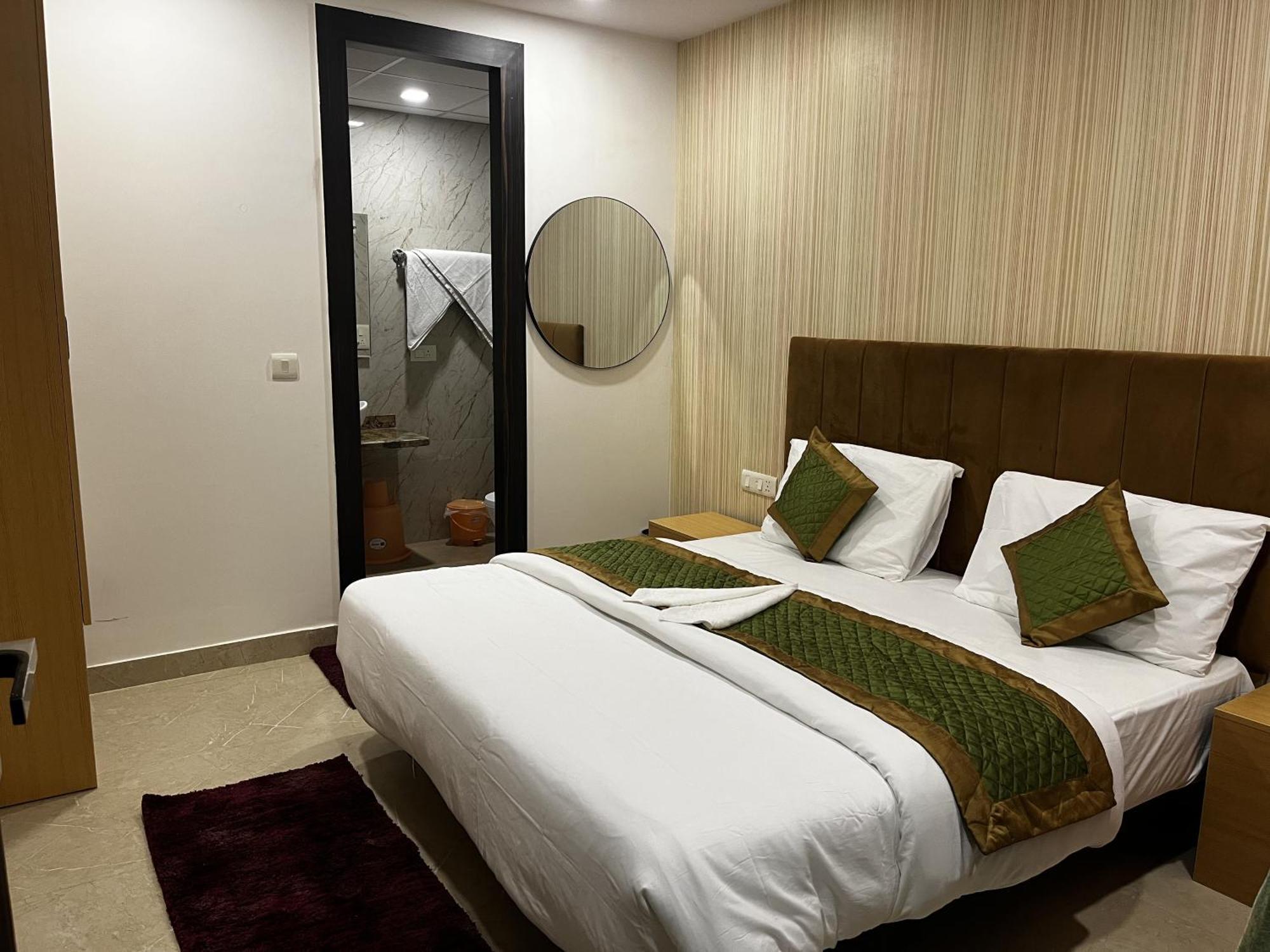 Roomquet Comfort Inn Allāhābād Junction Exterior foto