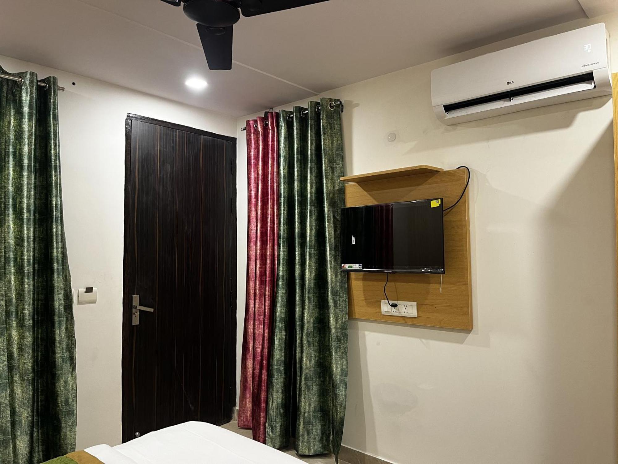 Roomquet Comfort Inn Allāhābād Junction Exterior foto